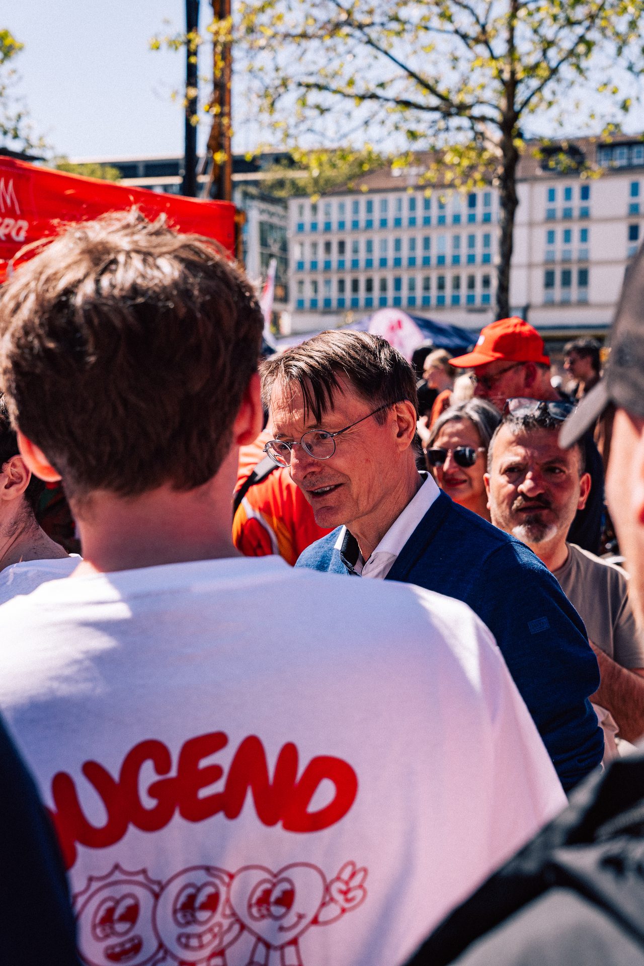Karl Lauterbach talking with people at a rally