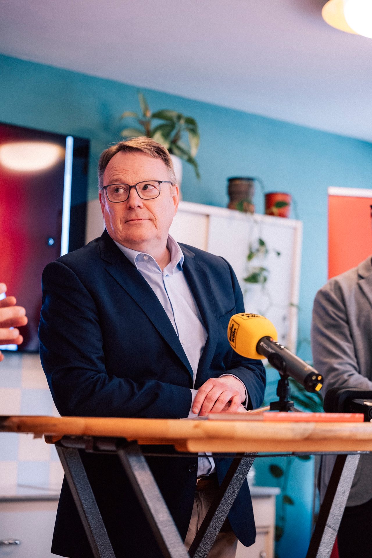 Thorsten Burmester at a table with a press microphone
